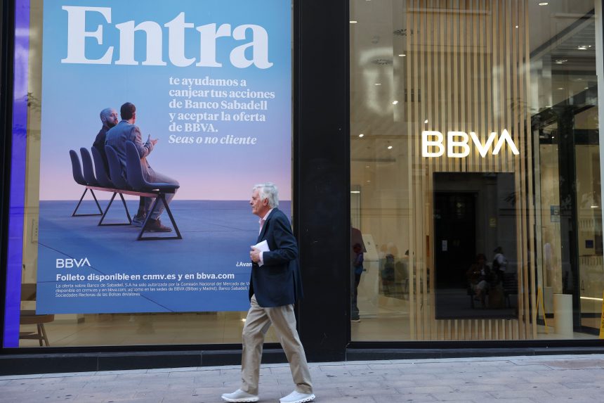 la-prima,-el-termometro-de-la-opa:-la-guerra-entre-el-bbva-y-el-sabadell,-explicada-en-graficos