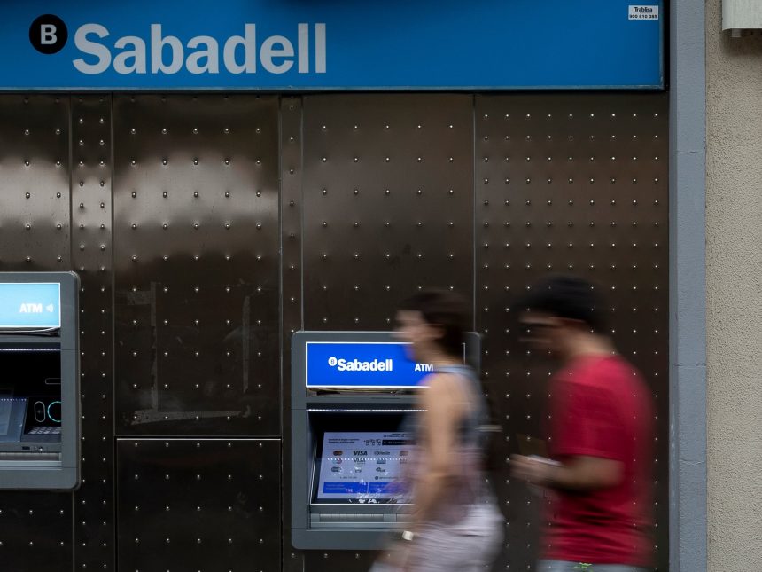 el-rechazo-de-los-clientes-accionistas-del-sabadell-a-la-opa-complica-al-bbva-superar-el-50%