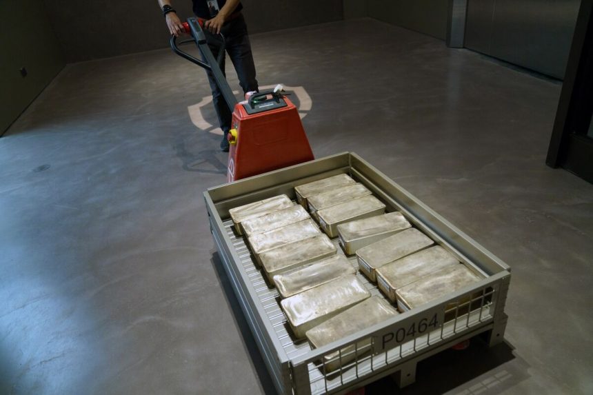 los-comerciantes-de-plata-se-apresuran-a-trasladar-barras-a-londres-mientras-el-historico-mercado-de-squeeze-rocks