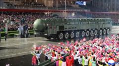 ver:-corea-del-norte-muestra-un-enorme-misil-en-un-desfile-militar