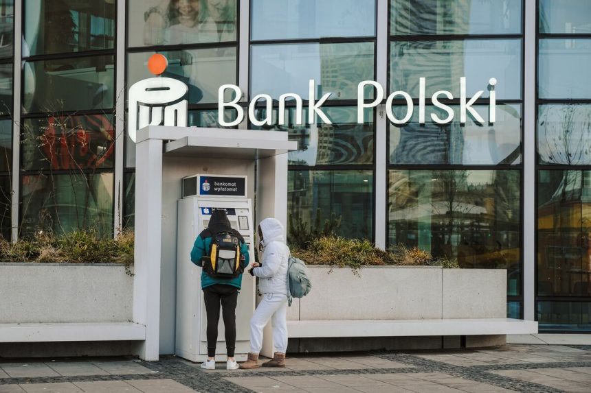 pko-bank-considera-aumentar-las-ventas-de-bonos-garantizados-a-inversores-minoristas