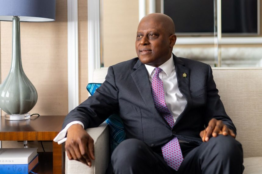 el-jefe-del-banco-central-de-nigeria-reemplaza-al-ministro-de-finanzas-en-un-viaje-al-fmi