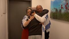 ver:-reuniones-emotivas-mientras-los-rehenes-liberados-regresan-a-israel