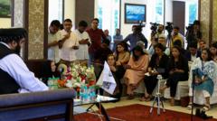 una-foto-que-vale-mas-que-mil-palabras:-la-ministra-taliban-con-periodistas-indias