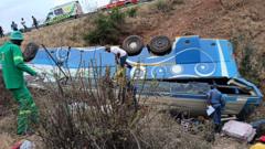 cuarenta-y-dos-muertos-al-estrellarse-un-autobus-en-un-paso-de-montana-en-sudafrica