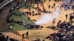 la-policia-de-kenia-dispara-gases-lacrimogenos-para-dispersar-a-la-multitud-en-el-estadio-para-ver-el-cuerpo-del-ex-primer-ministro-odinga