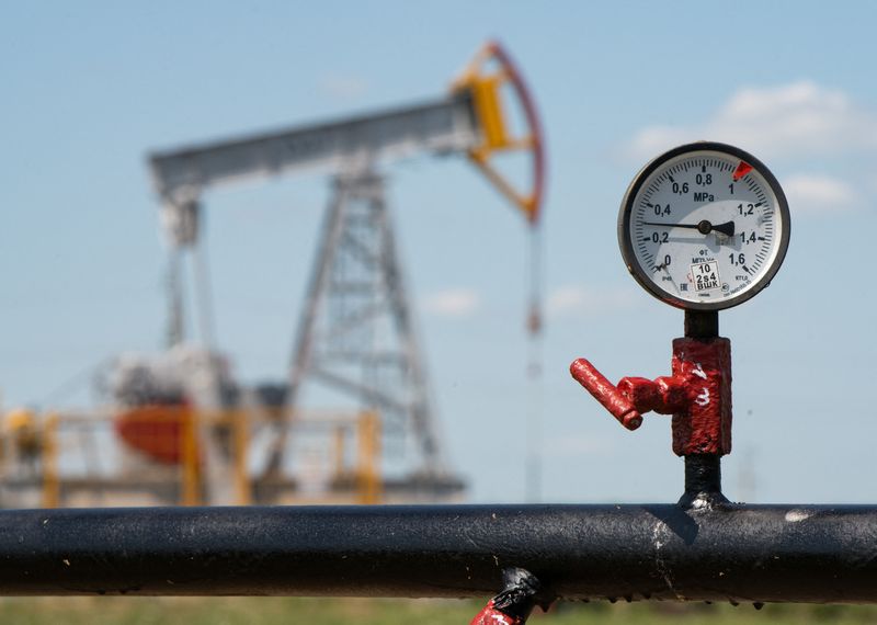 el-petroleo-se-encamina-a-perdidas-semanales-a-medida-que-se-avecina-la-cumbre-trump-putin