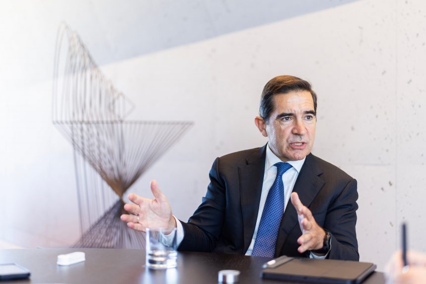 carlos-torres-vuelve-a-fracasar-en-la-gran-ambicion-que-marcara-su-mandato:-absorber-al-banco-sabadell
