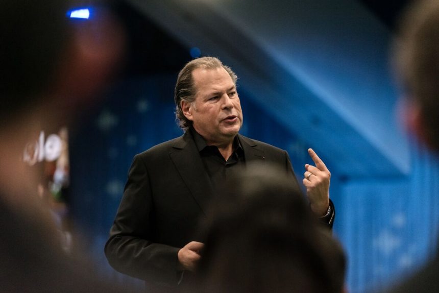 benioff-de-salesforce-se-disculpa-por-los-comentarios-de-la-guardia-nacional-a-favor-de-trump