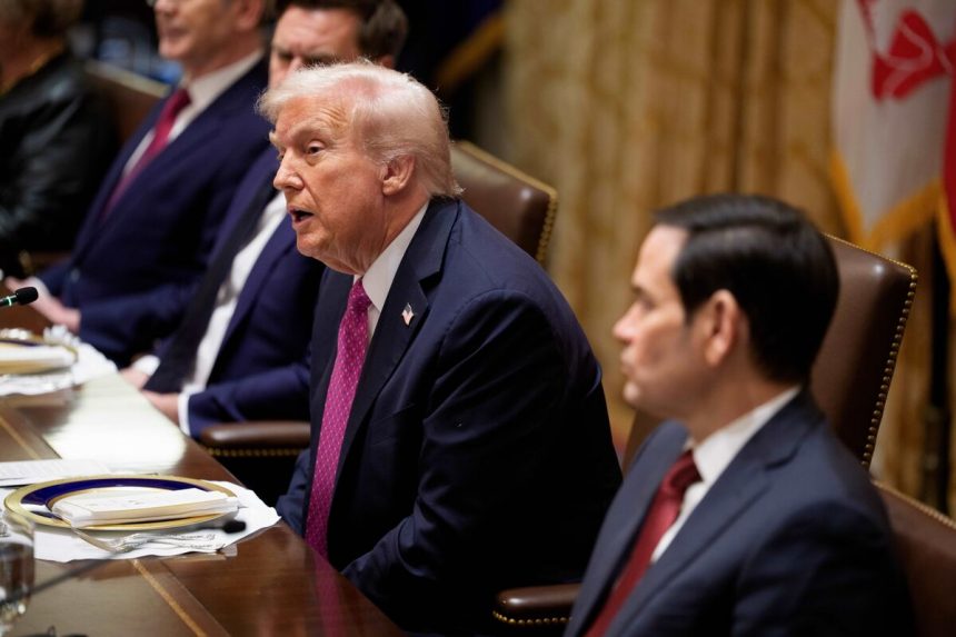 trump-dice-que-militares-estadounidenses-atacaron-submarino-que-transportaba-drogas