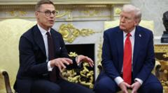 trump-es-el-unico-que-puede-obligar-a-putin-a-sentarse-a-la-mesa-de-negociaciones,-dice-el-presidente-finlandes-a-la-bbc