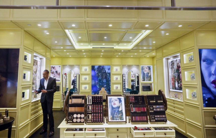 kering-dice-que-discutira-la-venta-de-4.000-millones-de-euros-de-una-unidad-de-belleza-a-l’oreal