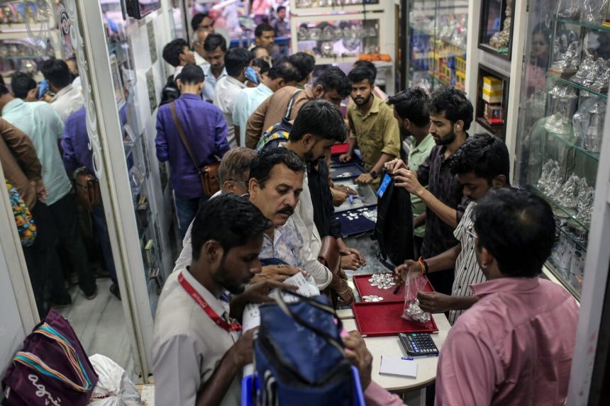 agotado-en-india,-panico-en-londres:-como-se-rompio-el-mercado-de-la-plata