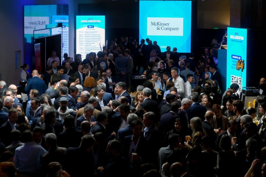 los-directores-ejecutivos-de-argentina-se-esfuerzan-por-superar-la-volatilidad-de-milei-en-su-retiro-anual