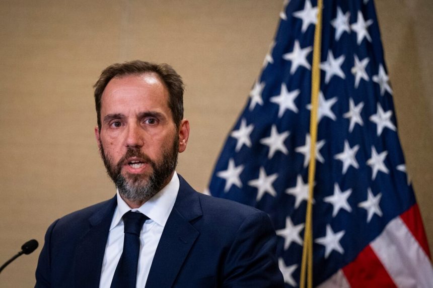 el-exfuncionario-del-departamento-de-justicia-que-investigo-a-trump-es-el-ultimo-en-provocar-sus-criticas