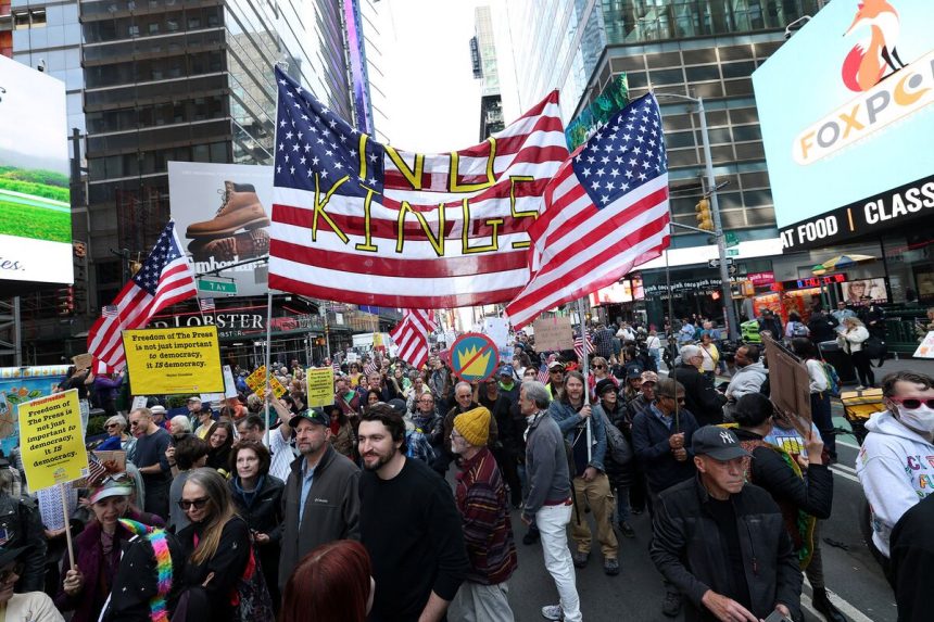 manifestantes-se-oponen-a-trump-en-eventos-«sin-reyes»-en-todo-estados-unidos