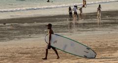 ‘extrano-el-pasado,-pero-nos-gusta-el-dinero’:-la-bali-ficacion-de-una-tranquila-isla-para-surfistas