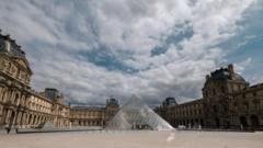 el-museo-del-louvre-en-paris-cerro-despues-de-un-robo,-dice-el-ministro-de-cultura-frances