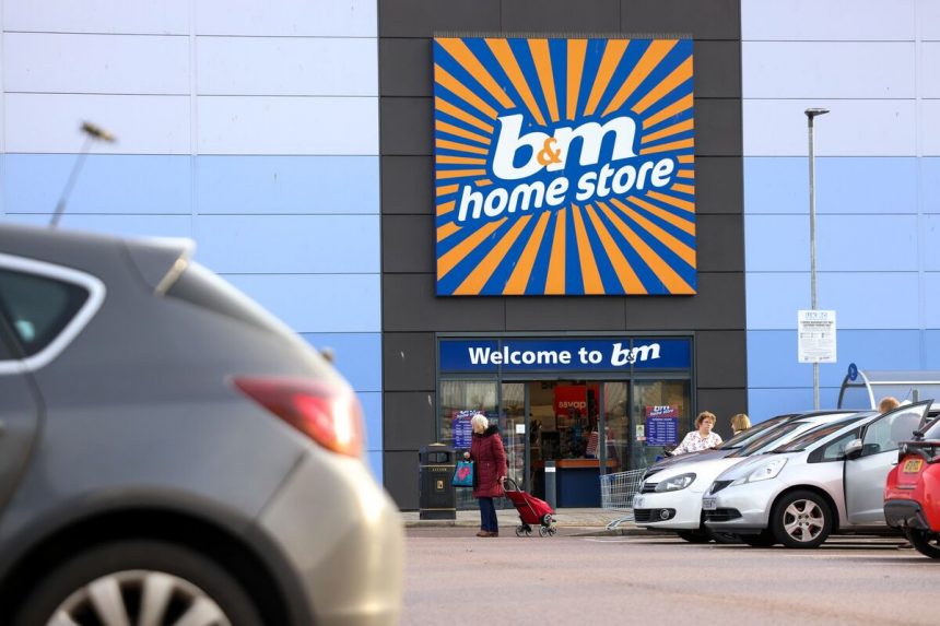 el-director-financiero-de-b&m-se-retira-tras-un-error-en-la-contabilidad-de-materiales;-las-acciones-se-desploman