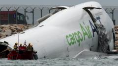 dos-muertos-despues-de-que-un-avion-de-carga-se-saliera-de-la-pista-de-hong-kong-y-cayera-al-mar