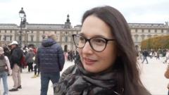 «es-como-una-escena-de-pelicula»:-turistas-de-paris-sorprendidos-por-el-robo-de-joyas-del-louvre