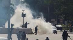la-policia-nigeriana-lanza-gases-lacrimogenos-mientras-los-manifestantes-se-reunen-contra-el-lider-separatista