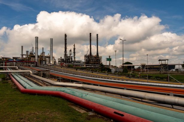 el-petroleo-se-mantiene-estable-mientras-los-comerciantes-se-centran-en-el-superavit-y-las-conversaciones-comerciales-entre-estados-unidos-y-china