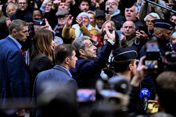 el-expresidente-frances-sarkozy,-caido-en-desgracia,-llega-a-la-carcel-de-paris