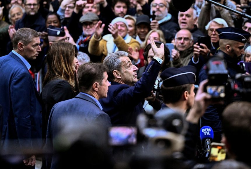 el-expresidente-frances-sarkozy,-caido-en-desgracia,-llega-a-la-carcel-de-paris