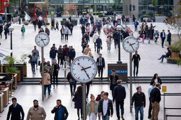 el-debate-del-cambio-de-hora:-¿cuanto-se-ahorra-en-consumo-energetico?-¿como-afecta-a-los-hogares?