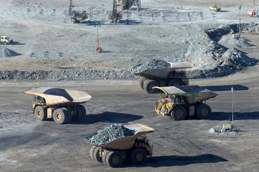 las-mineras-de-oro-se-desploman-despues-de-que-los-lingotes-cayeran-mas-desde-2013