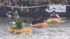 mirar:-decenas-de-calabazas-gigantes-saltan-al-agua-para-una-carrera-de-remo
