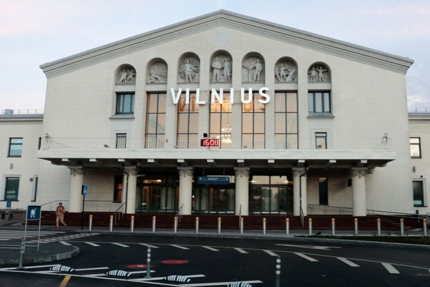 el-aeropuerto-lituano-de-vilnius-reabre-despues-de-que-se-detuviera-el-globo-contrabandista