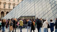 el-louvre-reabre-tres-dias-despues-del-robo-de-las-joyas-de-la-corona-francesa