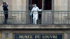 ninguna-camara-cubrio-la-pared-del-louvre-donde-los-ladrones-de-joyas-irrumpieron,-dice-el-director