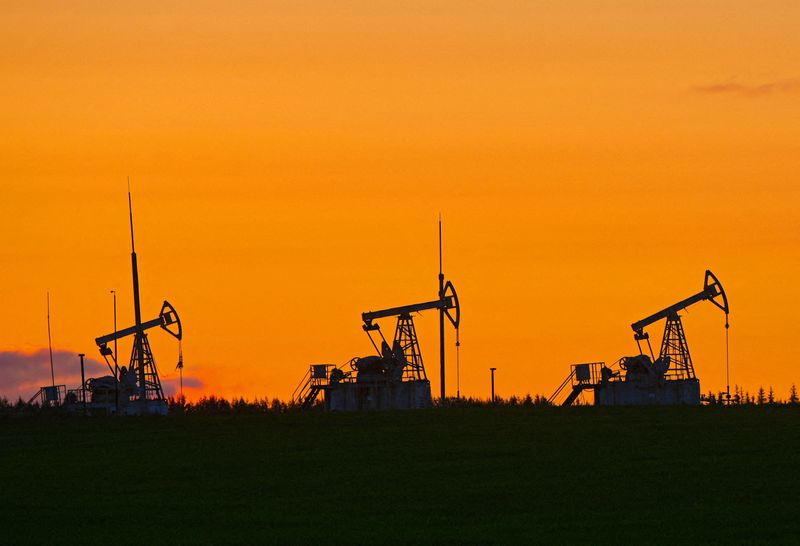 los-futuros-del-crudo-estadounidense-subieron-1,3-dolares-despues-de-que-estados-unidos-sancionara-a-rosneft-y-lukoil-de-rusia-y-dijera-que-habra-mas-por-venir