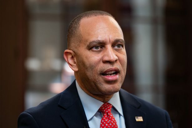 jeffries-se-burla-del-respaldo-del-alcalde-de-nueva-york-y-elogia-a-mamdani-en-la-policia-de-nueva-york