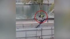 ver:-video-parece-mostrar-a-presuntos-ladrones-de-joyas-del-louvre-escapando