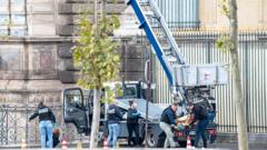el-fabricante-del-ascensor-del-louvre-aprovecha-el-momento-con-una-nueva-campana-publicitaria