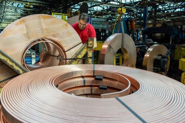el-cobre-retrocede-hacia-los-11.000-dolares-a-medida-que-se-acerca-la-prueba-de-un-maximo-record