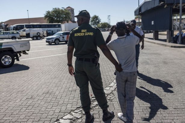 sudafrica-aumenta-las-deportaciones-en-medio-de-la-crisis-laboral,-dice-un-ministro