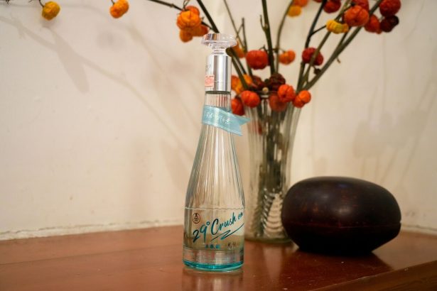 los-fabricantes-chinos-de-baijiu-intentan-cortejar-a-la-generacion-z-sobria-con-un-licor-mas-suave