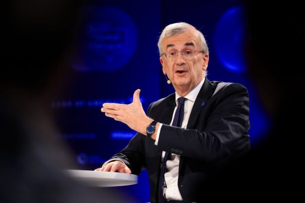 el-jefe-del-banco-de-francia-dice-que-el-deficit-para-2026-debe-estar-dentro-del-4,8%-del-pib