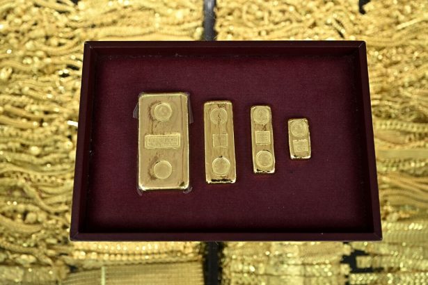 una-caida-del-oro-que-todos-veian-venir-atrae-a-los-cazadores-de-gangas-en-todo-el-mundo