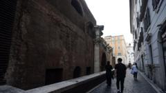 turista-japones-muere-al-caer-en-el-panteon-de-italia