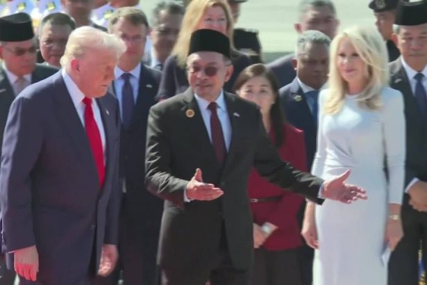 trump-saluda-a-funcionarios-malayos-y-baila