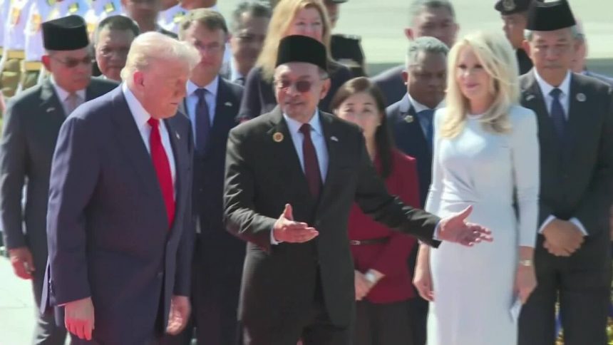 trump-saluda-a-funcionarios-malayos-y-baila