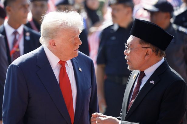 trump-firma-un-acuerdo-comercial-con-malasia-y-anwar-durante-su-viaje-a-asia