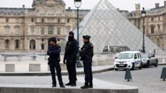 dos-detenidos-por-robo-de-joyas-en-el-museo-del-louvre-de-paris