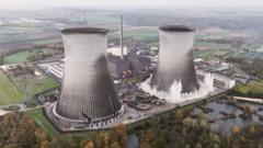 ver:-momento-en-que-las-torres-de-una-planta-nuclear-colapsan-durante-su-demolicion